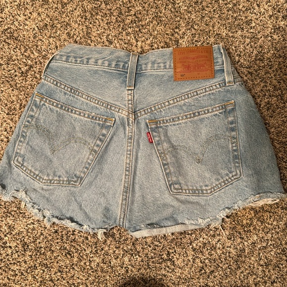 Levi shorts. Size 25 - Picture 2 of 2